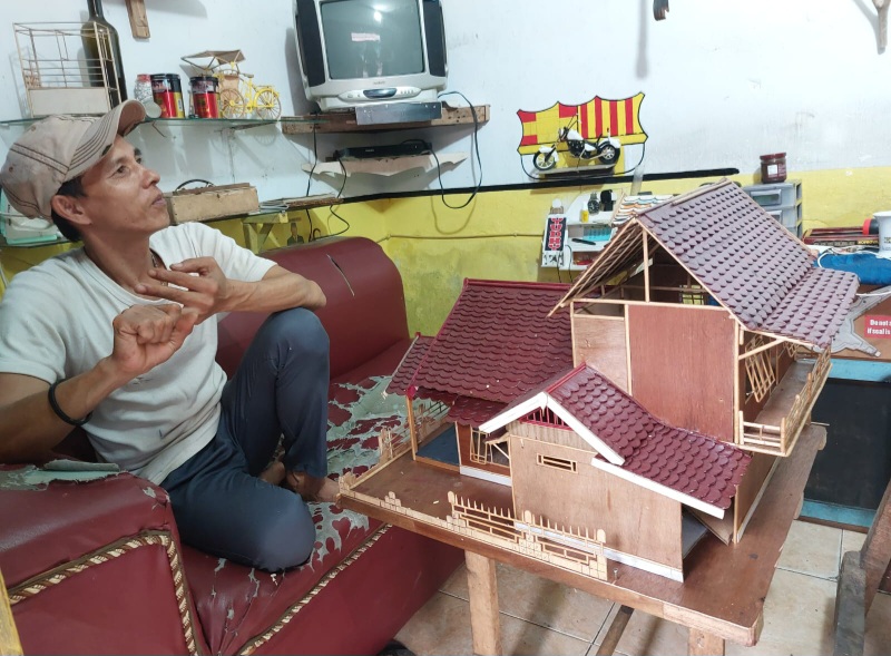 Hanya Dengan Pisau Cutter, Pria Ini Ciptakan Miniatur Rumah Adat Bernilai Ekonomi