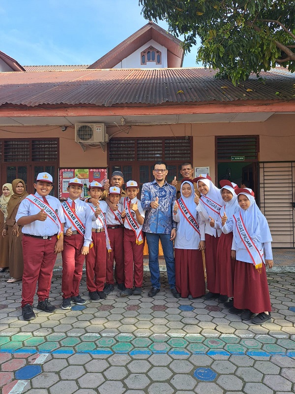 Anggota DPRK Banda Aceh Dr.Musriadi foto bersama murid SD Negeri 66 Banda Aceh usai menjadi pembina upacara disekolah setempat, Senin (09/10/23). (Waspada/T.Mansursyah)