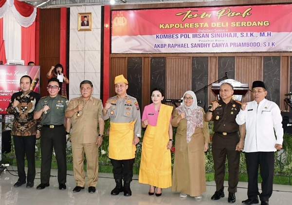 AKBP Raphael Sandhy Cahya Pribambodo, Wakil Bupati Deliserdang HMA Yusuf Siregar, Ketua DPRD Deliserdang Zakky Shahri dan lainnya saat berfoto bersama. (Waspada/ist).