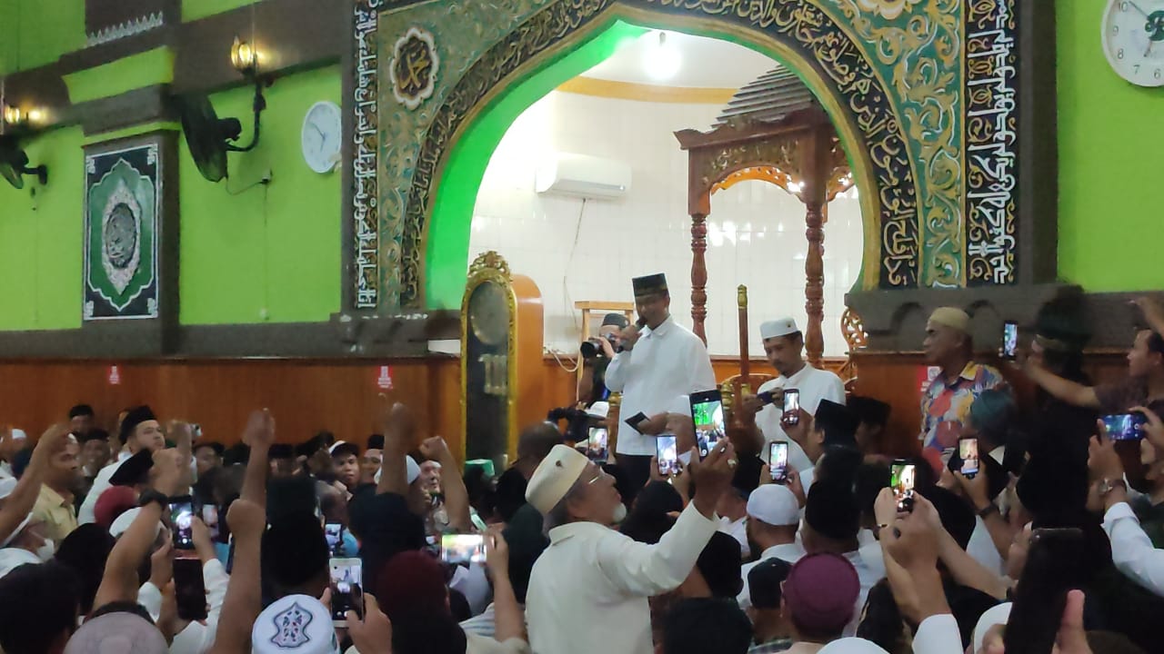 Magrib Di Masjid Agung Binjai, Anies Ajak Jamaah Shalawat Doakan Palestina