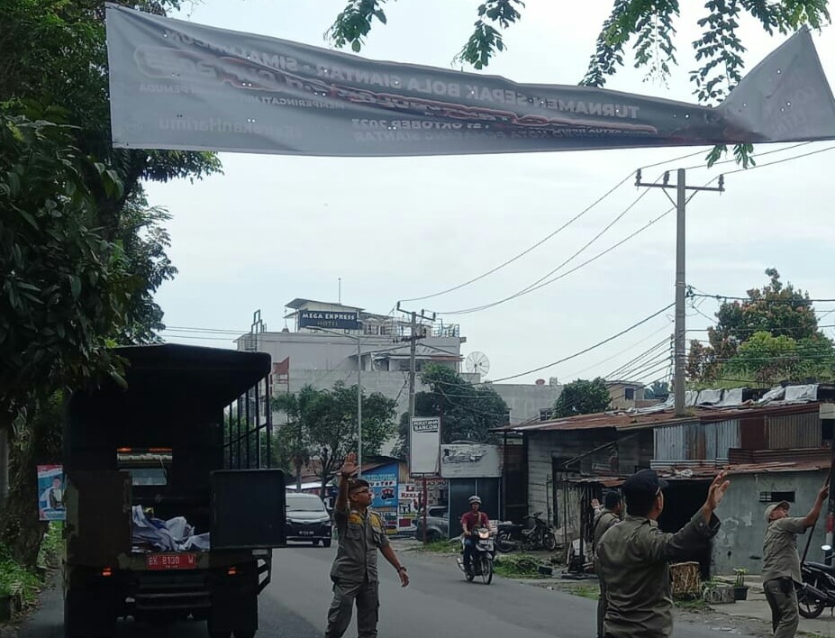 Satpol PP P. Siantar Tertibkan Atribut Peserta Pemilu 