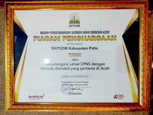 Piagam penghargaan Kabupaten terbaik atas Penyelengara Latihan Dasar Calon Pegawai Negeri Sipil (Latsar CPNS) dengan Metode Blended pertama di Aceh yang sukses diraih Badan Kepegawaian dan Pengembangan Sumber Daya Manusia (BKPSDM) Kabupaten Pidie, Waspada/IST.