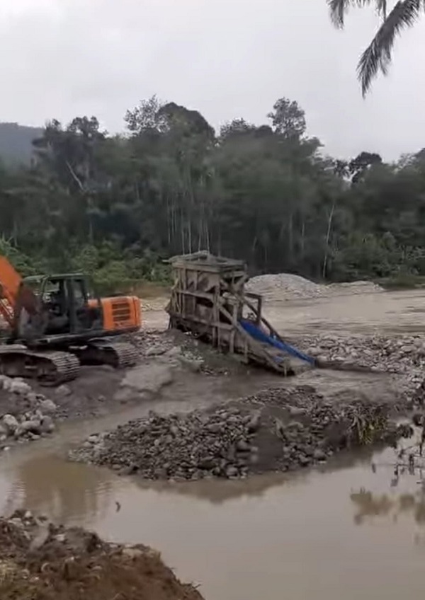 Aktivitas PETI di Kec. Kotanopan, Kab. Madina, mengancam persawahan di lima kecamatan. Waspada/Ist