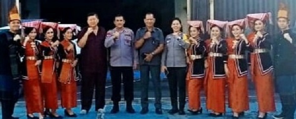 Wakapolres Kompol Pardamean (enam kiri) Hutahaean pose bersama tim tari Tortor Sombah Simalungun dan lainnya usai mewakili Kapolres AKBP Yogen Heroes Baruno melepas tim tari itu dari halaman Yayasan Perguruan Sultan Agung, Jl. Surabaya, Pematangsiantar, Senin (27/11) untuk mengikuti pegelaran seni budaya dan deklarasi Pemilu damai di Istana Maimun, Kota Medan.(Waspada-ist).