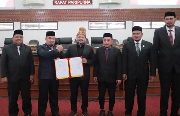 DPRK Aceh Besar sahkan Qanun Tentang Pajak Daerah dan Retribusi Daerah dalam Sidang Paripurna DPRK Aceh Besar di Gedung DPRK Aceh Besar, di Kota Jantho, Selasa (28/11) sore. (Waspada/Ist)