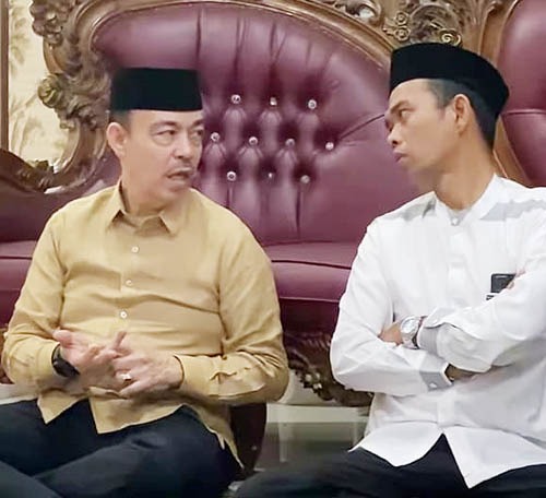 CALEG DPR RI Dapil Sumut 1, H. Abdillah, SE, Ak, MBA (kiri) berbincang dengan ulama kondang, Ustadz Abdul Somad (UAS) di Medan, baru-baru ini. Waspada/Ist