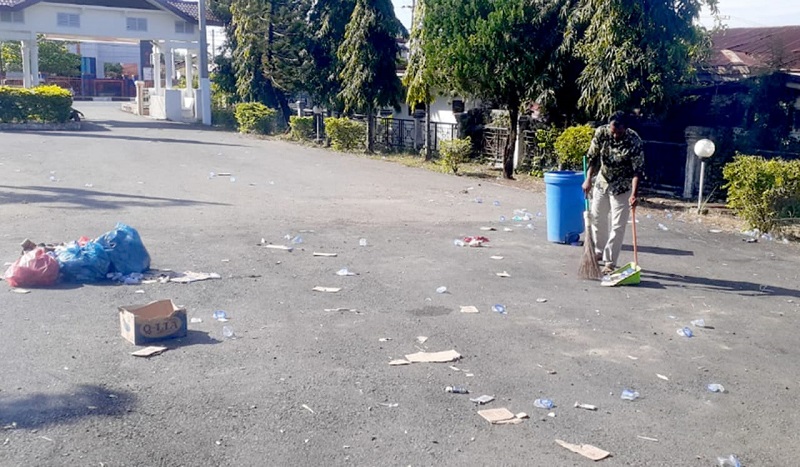 Petugas kebeersihan sedang membersihkan sampah yang dibuang sembarang oleh etnis Rohingya di halaman kantor DPRK Pidie, Jumat (22/12). Waspada/Muhammad Riza