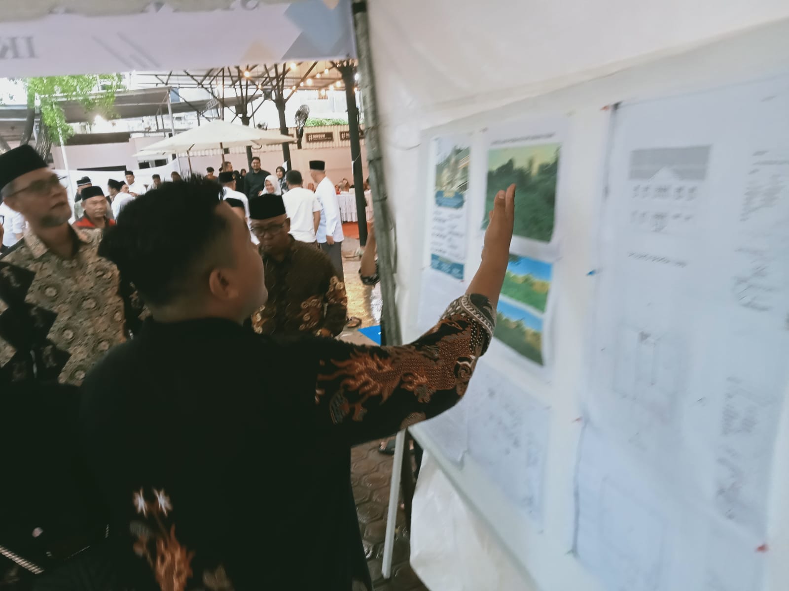 Yayasan Keluarga Besar Samalanga dan Simpang Mamplam menggelar acara maulid nabi dan stand master Plan Asrama IKSM dan IMSAM di Station Coffe kec. Banda Sakti Kota Lhokseumawe, Minggu (24/12). Waspada/Zainuddin. Abdullah