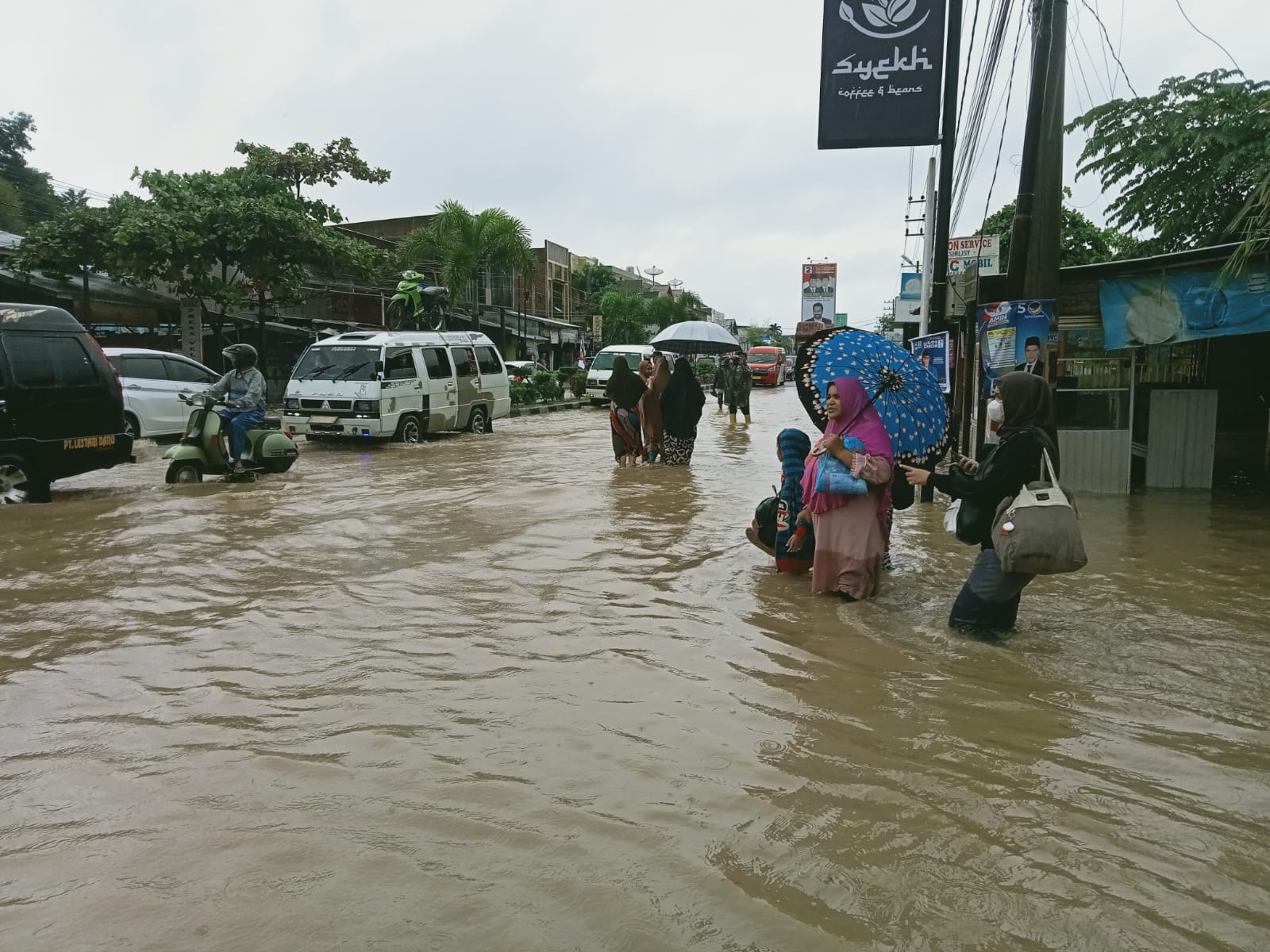 Akibat hujan deras yang mengguyur sejak dini hari, menyebabkan Kota Lhokseumawe dikepung banjir dan membuat jalan Medan-Banda Aceh macet dan sulit dilewati, Minggu (24/12). Waspada/Zainuddin. Abdullah