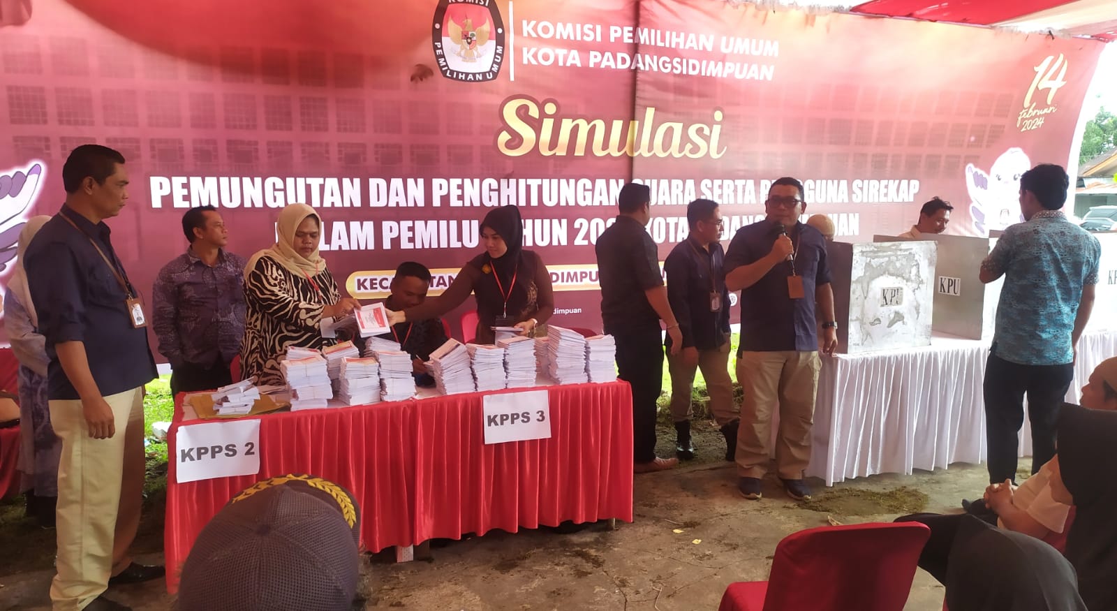 Divisi Teknis Penyelenggara KPU Padangsidimpuan, Fadlyka Himmah Syahputra Harahap (pegang mikrofon) memandu proses Simulasi Putungsura dan Penggunaan Sirekap, di Kelurahan Hutaimbaru, Padangsidimpuan, Selasa (26/12). Waspada/Mohot Lubis.