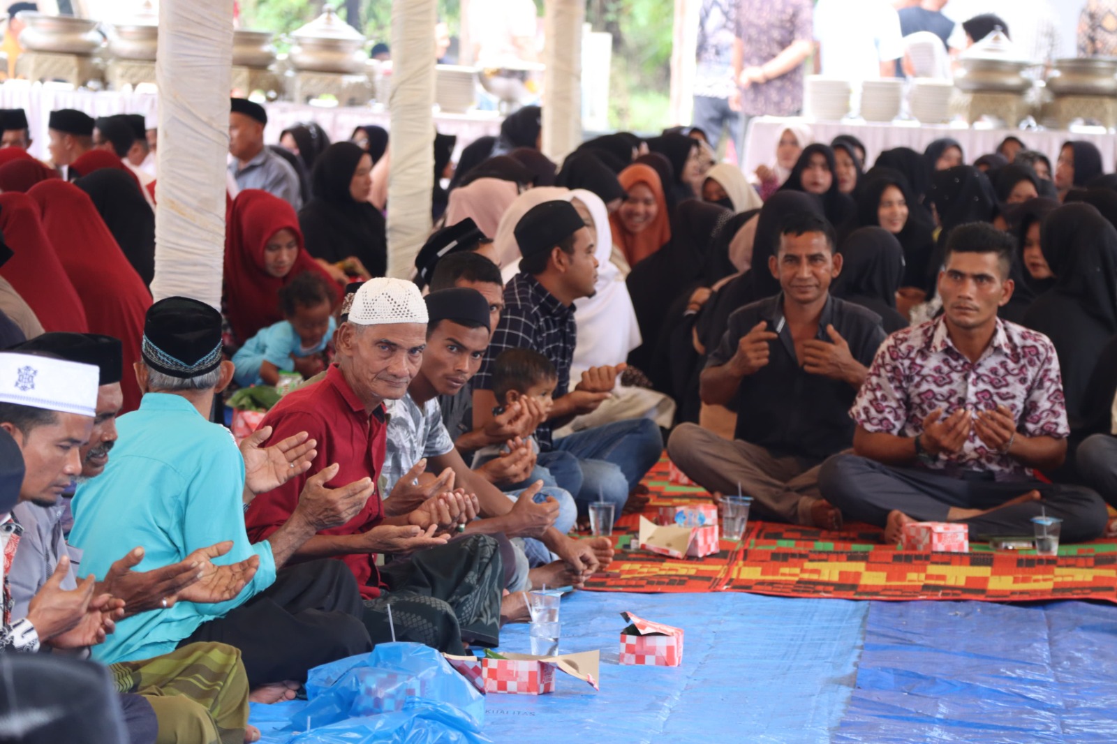 Warga Nagan Raya Di Desa Cot Mue larut dalam zikir dan berdoa dalam peringatan tsunami, Selasa (26/12).(Waspada/Muji Burrahman)