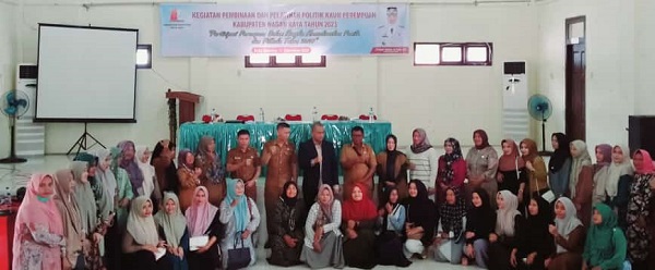 Kaum perempuan dalam pembinaan dan pelatihan yang dilaksanakan Kesbangpol Nagan Raya, Senin (11/12).(Waspada/Muji Burrahman)