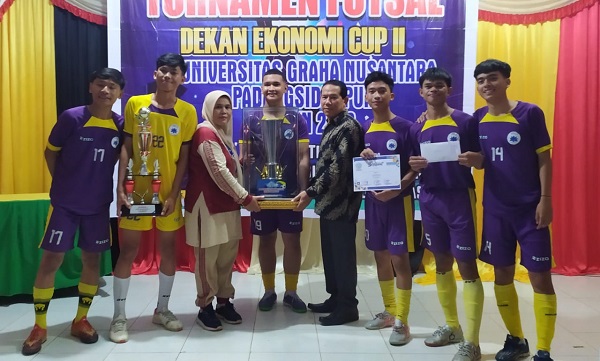 Rektor UGN Padangsidimpuan Dr. Burhanuddin Nasution, MPd (kanan ) bersama Dekan Fakultas Ekonomi UGN Padangsidimpuan Agusta Linda Nora, SE, SPd, MM menyerahkan Piala Bergilir Turnamen Futsal Dekan Ekonomi Cup II Tahun 2023 kepada tim futsal SMAN 3 Padangsidimpuan, Kamis (14/12). Waspada/Mohot Lubis.