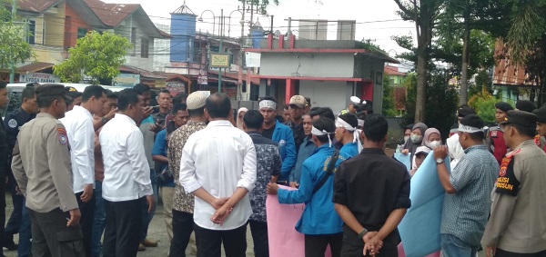 Puluhan mahasiswa demo di depan Gedung DPRK . Waspada/Seh Muhammad Amin