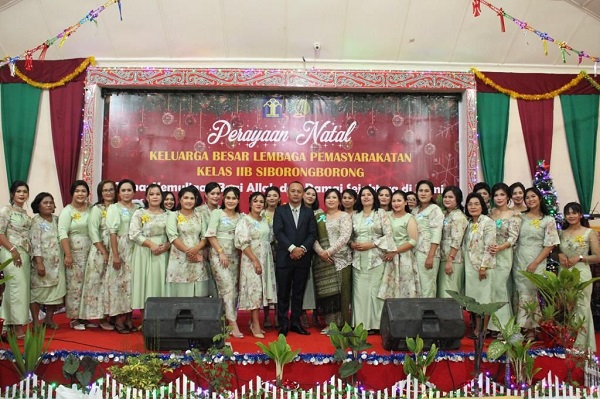 Kalapas Siborongborong, Krisman Ziliwu foto bersama usai gelar ibadah perayaan Natal 2023, di Aula Lapas tersebut, Senin (18/12) sore. Waspada/ist