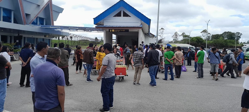 Pintu kedatangan penumpang Bandara Silangit yang terletak di Kecamatan Siborongborong terlihat mulai ramai kedatangan penumpang, Selasa (19/12). Waspada/Hotbin Purba