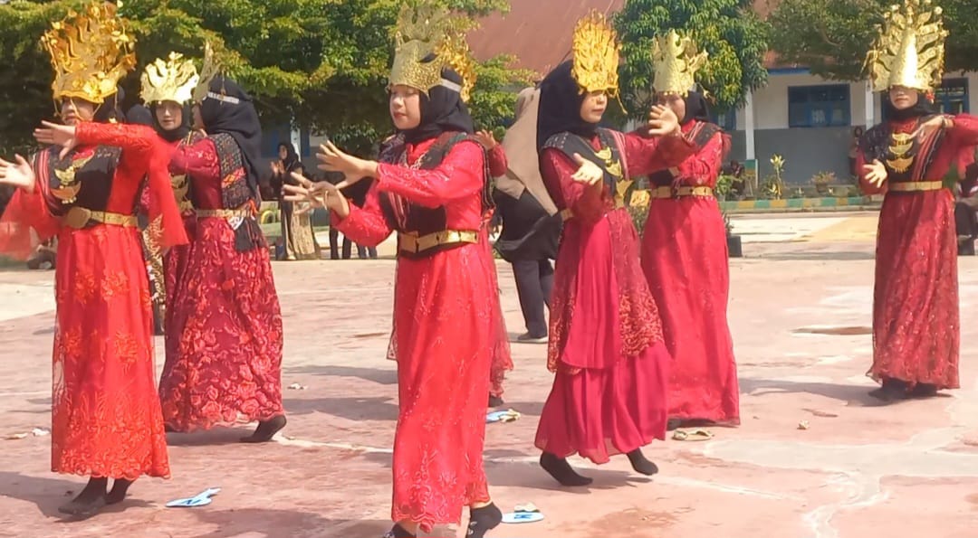 Untuk meningkatkan mutu pendidikan di SMA Negeri 2 Muara Batang Gadis Kab. Mandailing Natal menggelar studi tiru ke SMA Negeri 3 Panyabungan, Sabtu (16/12). Waspada/Irham H. Nasution