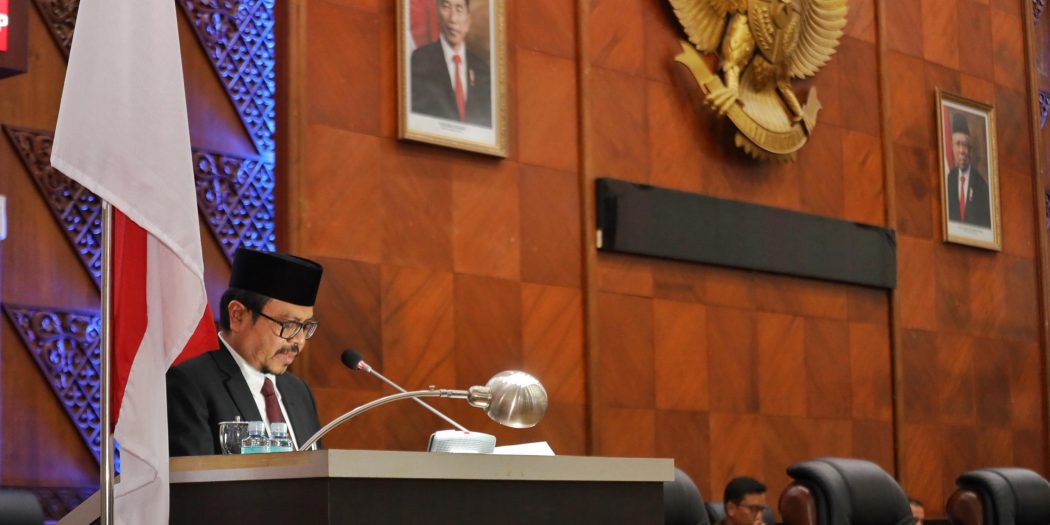 Asisten I Sekda Aceh, Azwardi AP, saat menyampaikan sambutan pada Paripurna DPR Aceh Tahun 2023 di Ruang Sidang Paripurna DPRA, Banda Aceh, Selasa (12/12) malam. (Waspada/Zafrullah)