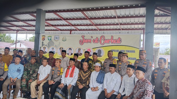 Kapolres Aceh Tenggara menggelar Jumat Curhat bersama Forkopimda hadir Camat Bussalam, Para Ustad, Kepala Desa, Tokoh Masyarakat di Warkop Ahai 2, Jumat (29/12). Waspada/Seh Muhammad Amin