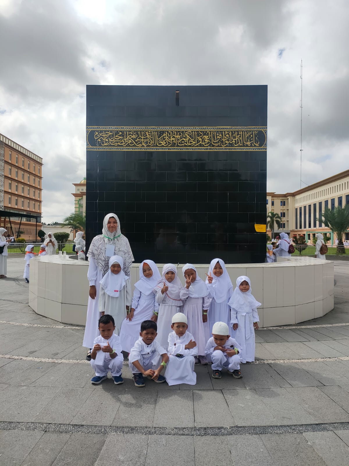 PESERTA kegiatan foto bersama usai peragaan manasik haji di Asrama Haji Embarkasi Medan. Waspada/ist