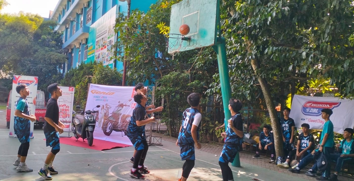 Tim Bola Basket Dua Sekolah Buat Heboh