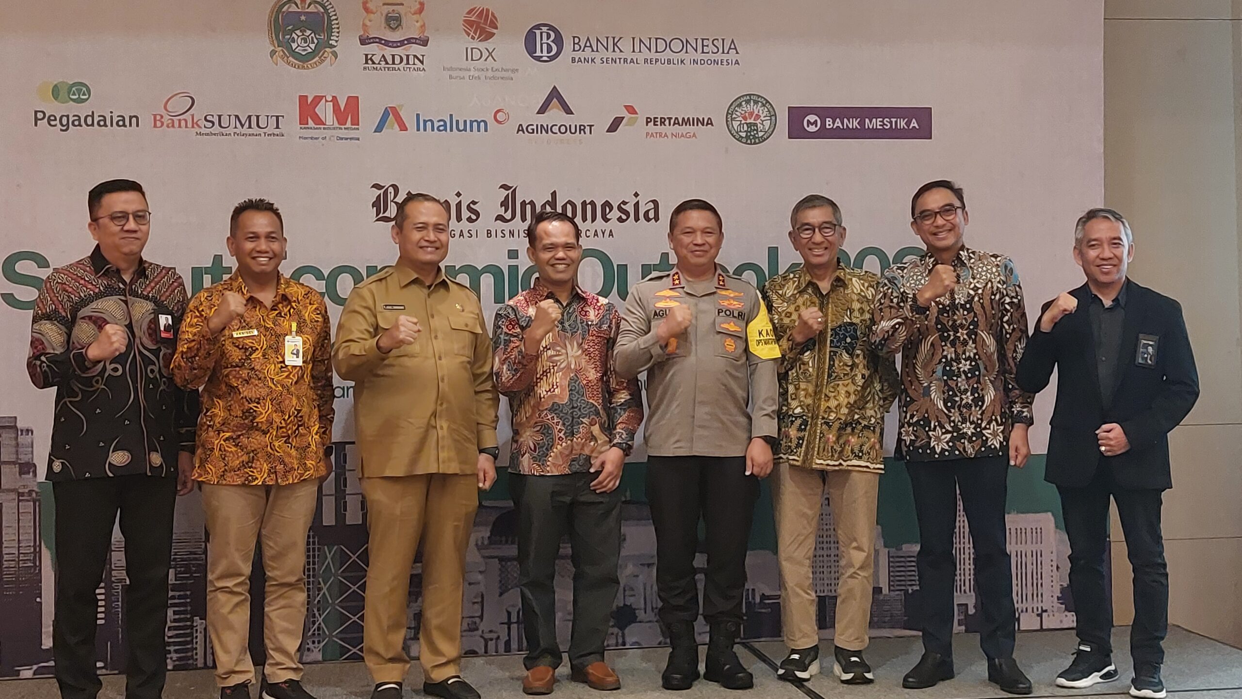 PARA Narasumber acara seminar “Sumut Economic Outlook 2024” yang diselenggarakan Harian Bisnis Indonesia, melakukan sesi foto bersama di sela acara yang digelar di Hotel JW Marriot, Selasa (16/1).