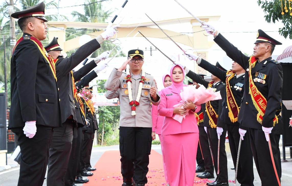 Tradisi Pedang Pora - Tarian Ranup Lampuan Sambut AKBP Nova Suryandaru Di Mapolres Aceh Timur