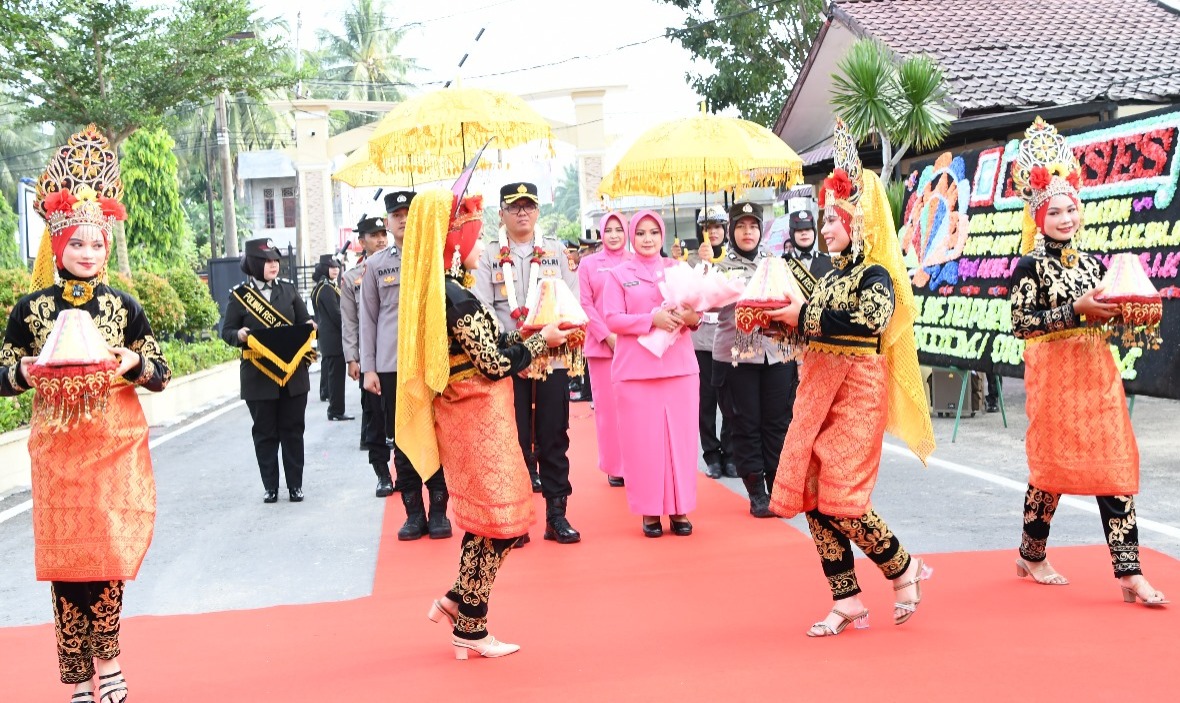 Tradisi Pedang Pora - Tarian Ranup Lampuan Sambut AKBP Nova Suryandaru Di Mapolres Aceh Timur