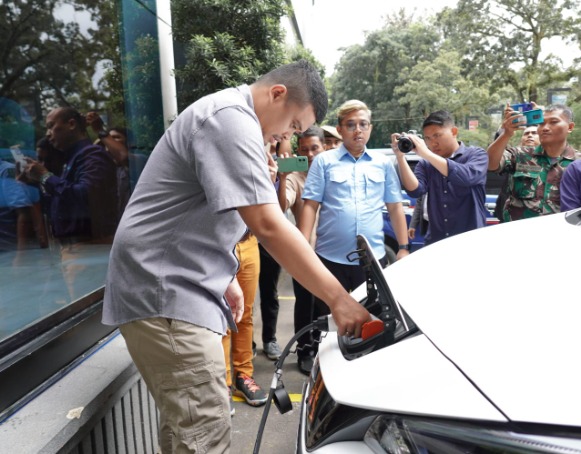 Walikota Medan Muhammad Bobby Afif Nasution melakukan pengisian baterai kendaraan listrik di Hotel Le Polonia (30/1).