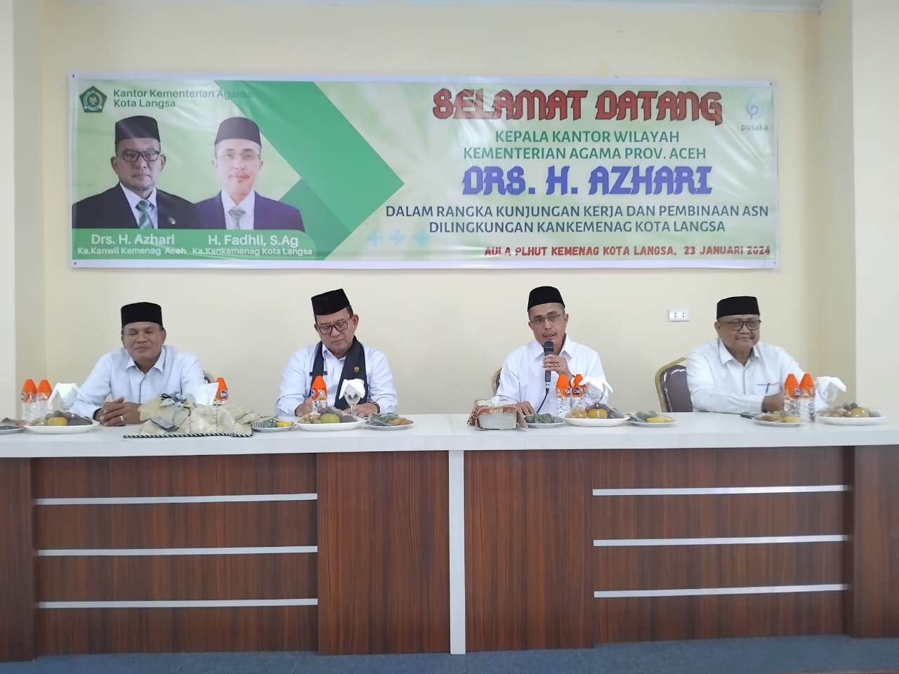 Kepala Kantor Wilayah Provinsi Aceh, Drs H. Azhari, didampingi Kepala Kantor Kementrian Agama Kota Langsa, H Fadhli SAg, saat melakukan kunjungan kerja dan pembinaan bagi ASN, di Gedung PLHUT, Selasa (23/1) petang. Waspada/Rapian.