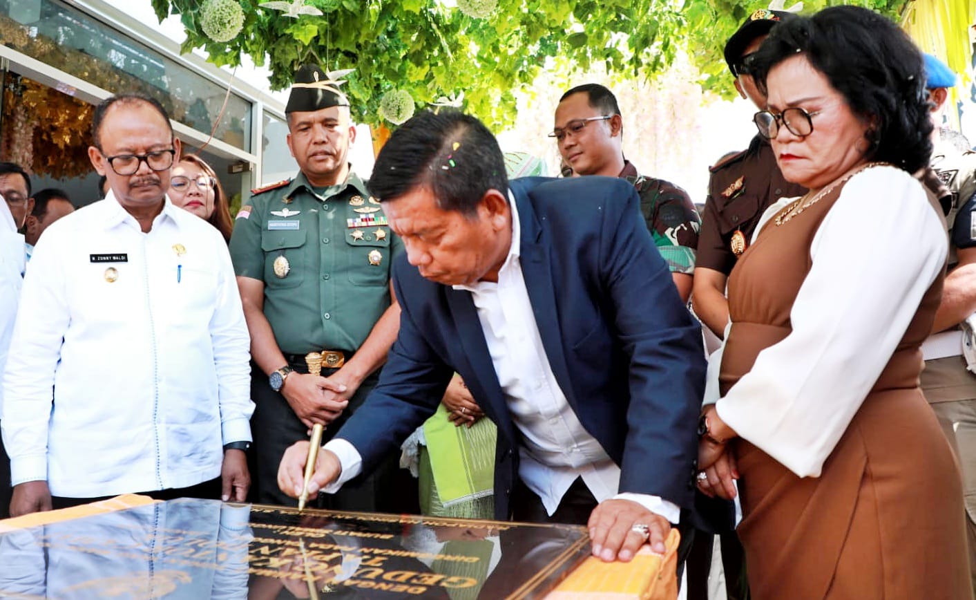 Penandatanganan prasasti oleh bupati dan pengguntingan pita oleh tokoh lintas agama dalam peresmian kantor Camat Tapian Dolok, Rabu (24/1).(Waspada/ist).