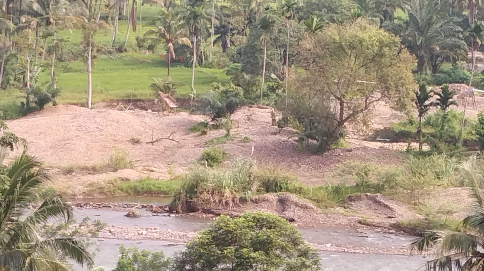 Sekitar lokasi wisata pemandian Siraisan lahan persawahan semakin banyak yang berubah menjadi lokasi penambangan emas ilegal. (Waspada/Idaham Butar Butar)