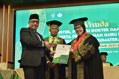 REKTOR UISU Prof. Dr. Safrida, SE, M.Si bersalaman Ketua Umum Pengurus Yayasan UISU Ir. Indra Gunawan, MP usai dikukuhkan sebagai Guru Besar pada Wisuda UISU di Royal Ballroom Selecta Medan, Kamis (25/1). Waspada/Ist