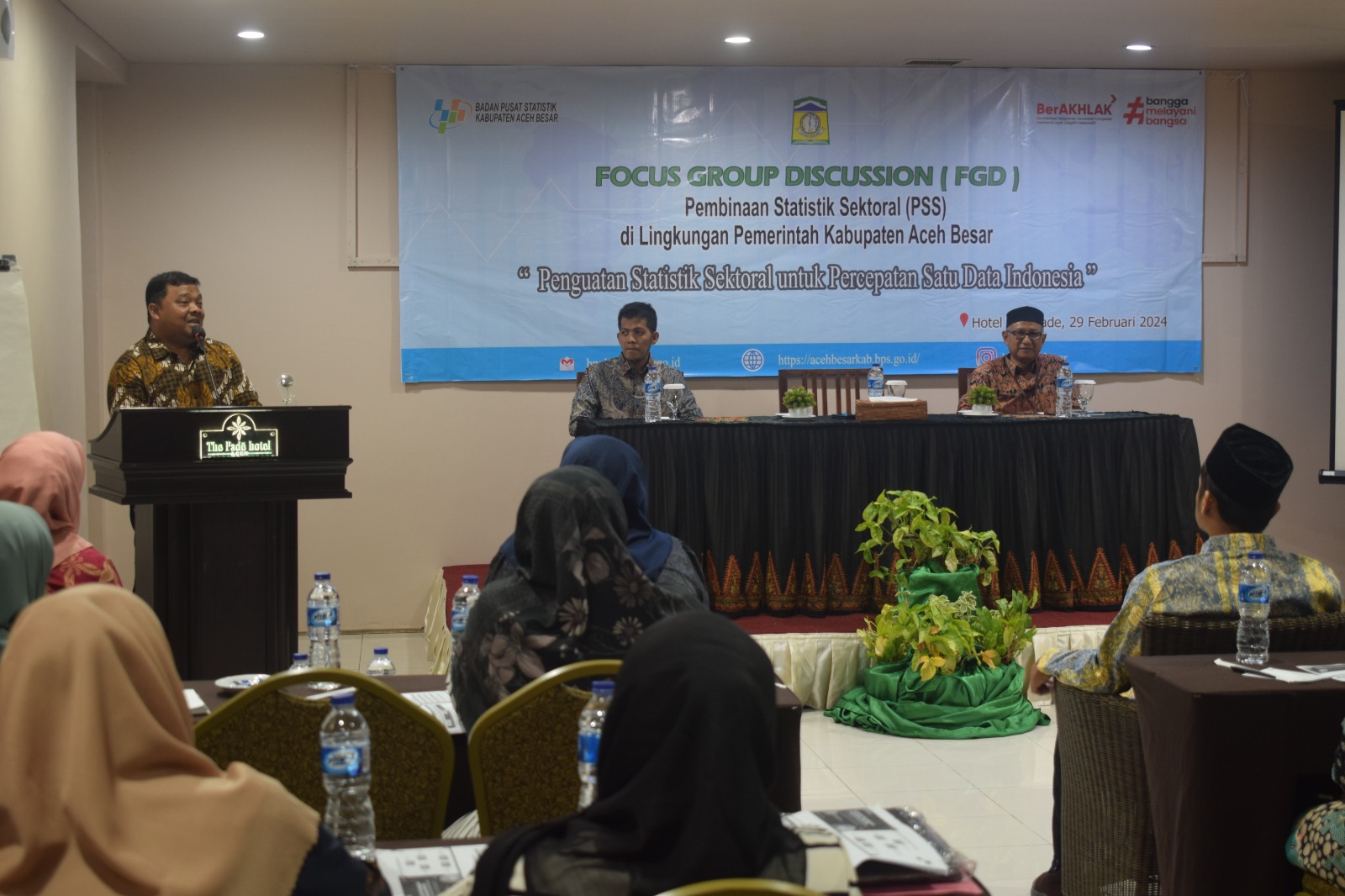 Sekdakab Aceh Besar Drs Sulaimi MSi membuka FGD Pembinaan Statistik Sektoral di Hotel The Pade, Daroy Kameu, Kecamatan Darul Imarah, Aceh Besar, Kamis (29/2). (Waspada/Ist)