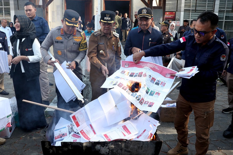 Pj Wali Kota bersama Forkopimda, KIP dan Bawaslu Banda Aceh saat memusnahkan ribuan surat suara rusak mulai dari DPRK hingga DPR-RI serta Pemilihan Presiden/Wapres di halaman gedung ITLC Banda Aceh. (Waspada/Zafrullah)