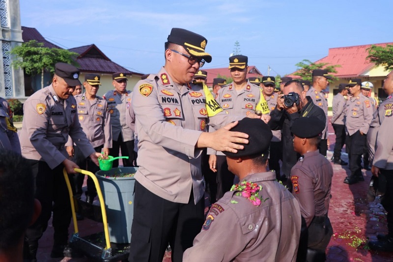 Kapolres Aceh Timur AKBP Nova Suryandaru SIK, memakai baret ke Bintara Remaja Polri di Polres Aceh Timur di Peudawa, Senin (5/2). Waspada/Muhammad Ishak