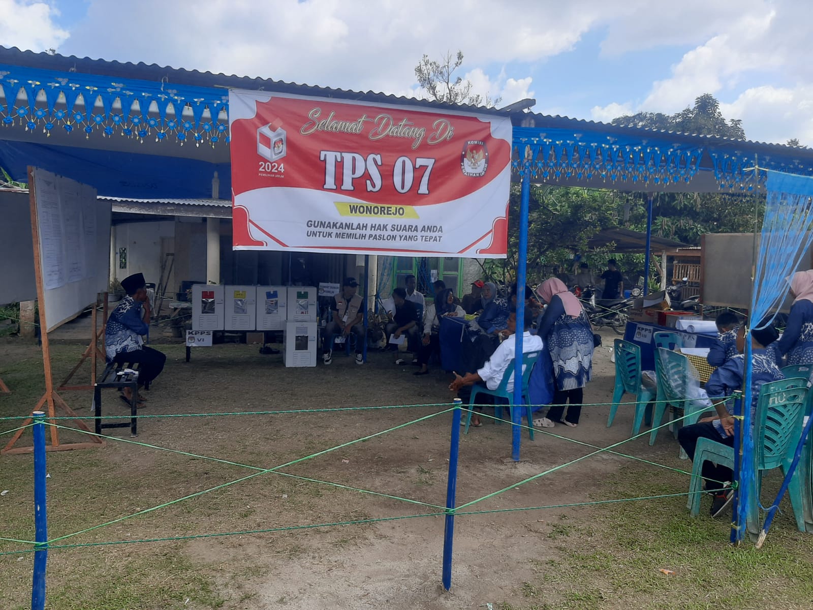 Petugas KPPS di TPS 07 Nagori Wonorejo Kecamatan Pematangbandar, istrahat sejenak usai melakukan perhitungan suara untuk Pilpres, Rabu (14/2) sore.(Waspada/Hasuna Damanik).