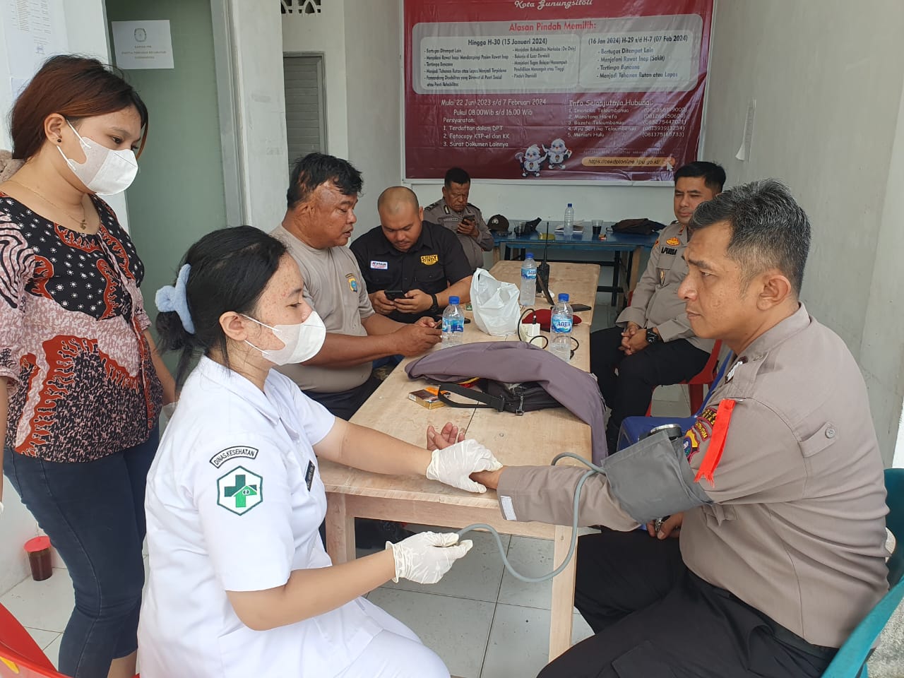 Tim Dokkes Polres Nias mendatangi personel yang bertugas sebagai pengamanan di sejumlah Gudang Logistik PPK Kecamatan di wilayah hukum Polres Nias untuk memastikan kondisi kesehatan mereka, Sabtu (17/2). Waspada/Ist