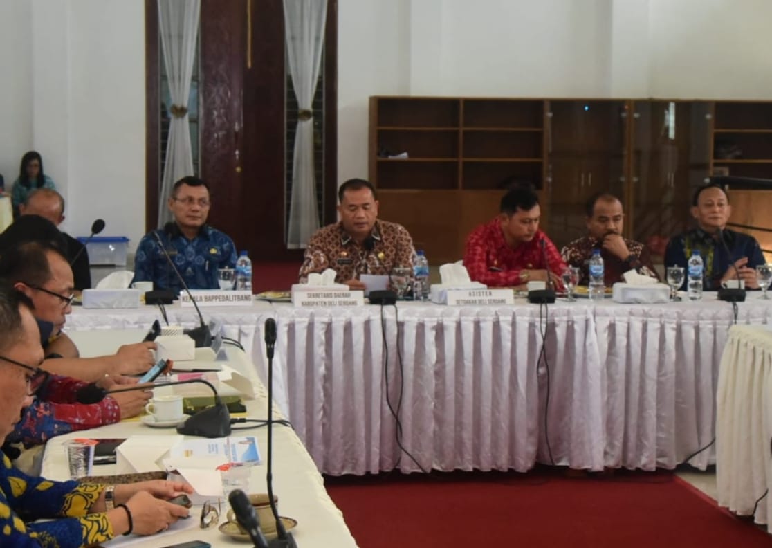 SEKDAKAB Deliserdang H.Timur Tumanggor, S.Sos,M.AP membacakan sambutan Bupati Deliserdang sekaligus membuka forum perangkat daerah/lintas Perangkat Daerah dalam rangka penyusunan RKPD Tahun 2025 di Aula Cendana lantai II Kantor Bupati Deliserdang, Kamis (22/2). (Waspada/Khairul K Siregar/B)