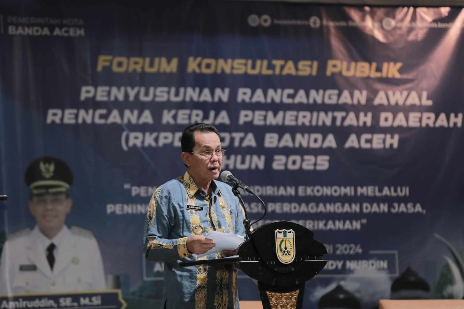 Pj Wali Kota Banda Aceh, Amiruddin, saat membuka Forum Konsultasi Publik Rencana Awal Penyusunan RKPD Tahun 2025 di aula Mawardy Nurdin, Balai Kota Banda Aceh. (Waspada/Zafrullah)