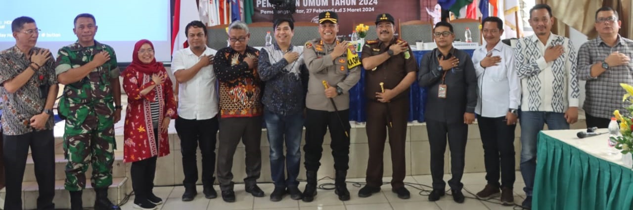 Ketua KPU M. Isman Hutabarat (lima kiri) pose bersama Kapolres AKBP Yogen Heroes Baruno (enam kanan) dan lainnya saat pembukaan rapat pleno rekapitulasi penghitungan perolehan suara Pemilu 2024 tingkat Kota Pematangsiantar di aula DWP, Jl. Porsea, Selasa (27/2) sore.(Waspada-Edoard Sinaga).