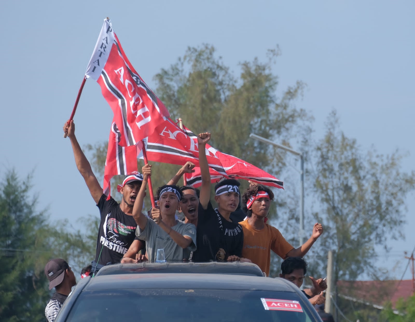 Konvoi kampanye terbuka Partai Aceh ( PA) Kabupaten Pidie berlangsung meriah, Kamis (8/2). Waspada/ Muhammad Riza