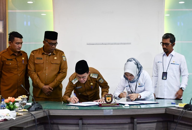 Pj Wali Kota Banda Aceh, Amiruddin, dan Manejer PT PLN UP3 Banda Aceh, Eka Rahma Daniati, saat menadatangani Perjanjian Kerjasama Tentang PBJT Atas Tenaga Listrik Pemerintah Kota Banda Aceh. (Waspada/Zafrullah)