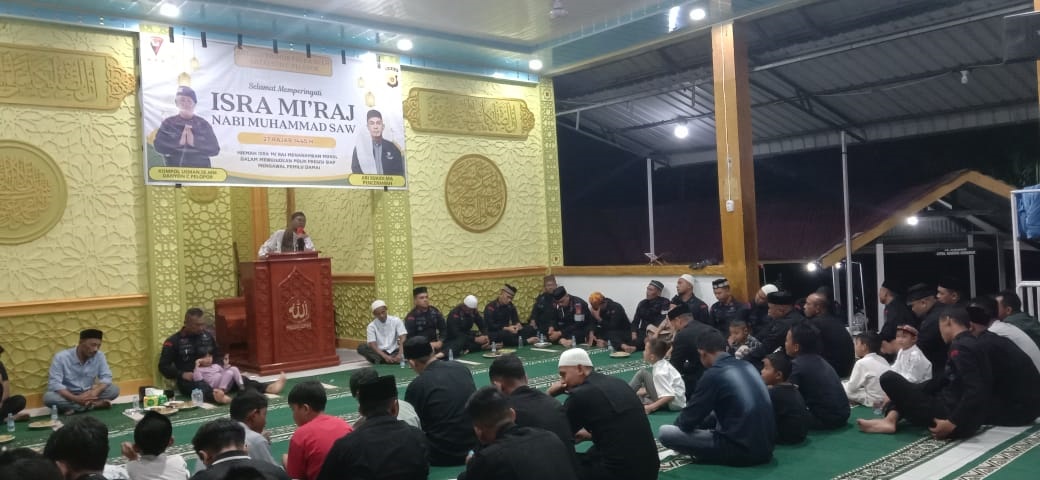 Peringatan Isra Mikraj dan doa bersama yang dilaksanakan Masjid Usman Mako Batalyon C Pelopor, Minggu (11/2).(Waspada/Muji Burrahman)