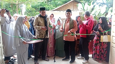 TOKOH Pendidikan Karakter dan Anggota Komisi A DPRD Sumut Fraksi PKS Dr. H. Ahmad Darwis, S.Ag,MA (tiga kanan) meresmikan Sekolah Pendidikan Karakter dan MDTA “Al-Hafidz” bertempat di Asga Mandiri Building Jl. Karya Jaya No.196 Medan Johor, Sabtu 10 Februari 2024. Waspada/Ist