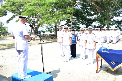 Komandan Satrol Lantamal I Kolonel Laut (P) Sarkolim, S.T, M.Tr. Hanla, MM, memimpin acara serah terima jabatan Komandan KRI SIGALU-857, Komandan KRI SIADA-86 dan Komandan KAL TARIHU di Satrad Posal Medan Labuhan, Jl. Serma Hanafiah, Kecamatan Medan Belawan, Medan, Jumat (15/3). Waspada/Ist