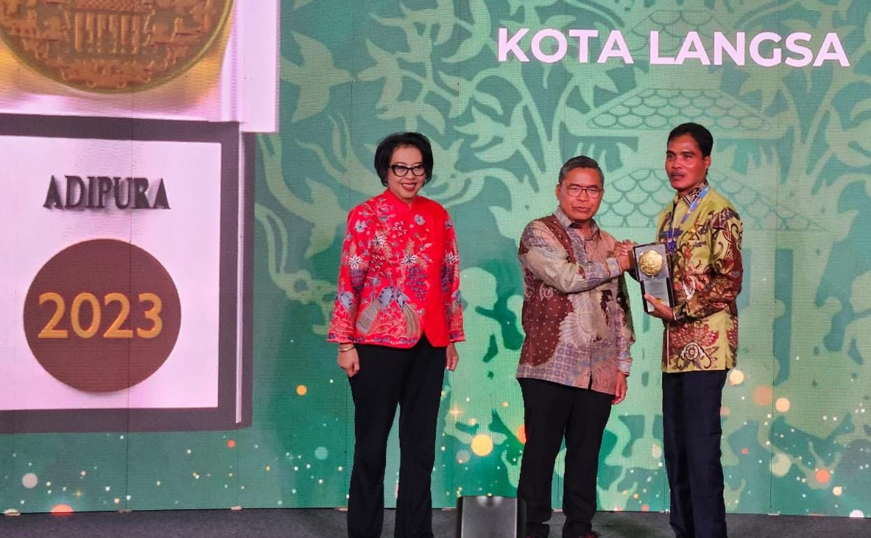 Pj Wali Kota Langsa Terima Piala Adipura