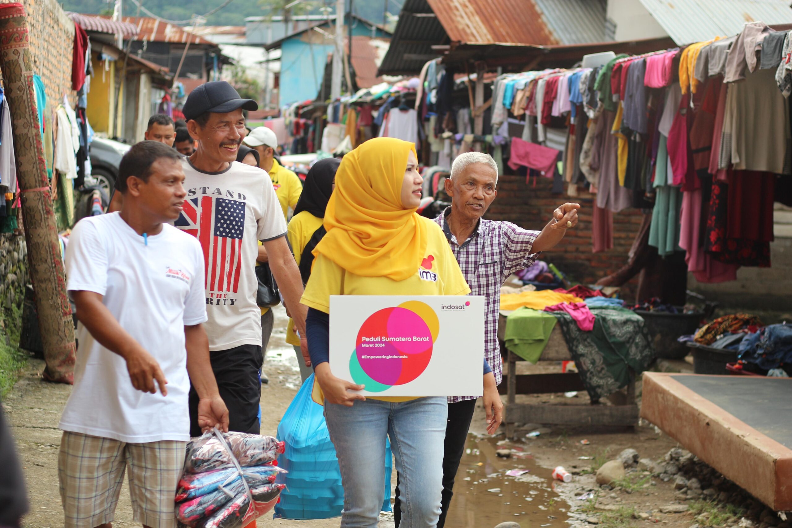 Peduli Tanggap Darurat Banjir Padang, Indosat Salurkan Bantuan