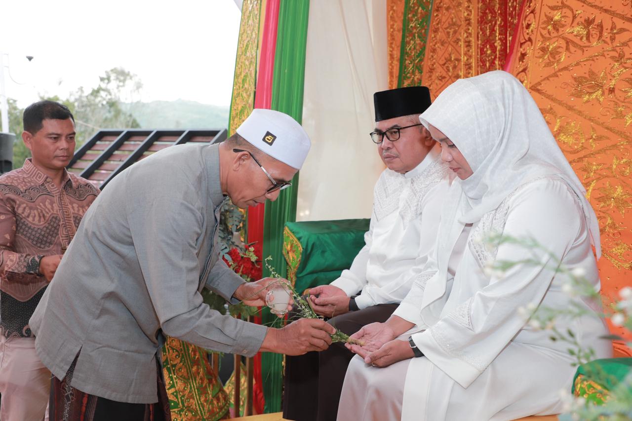 Pemkab Aceh Besar Peusijuek Pj Gubernur Aceh