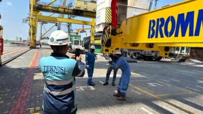 PT PMP Kolaborasi PT BIMA Lakukan Pemasangan Spreader Pada Container Crane